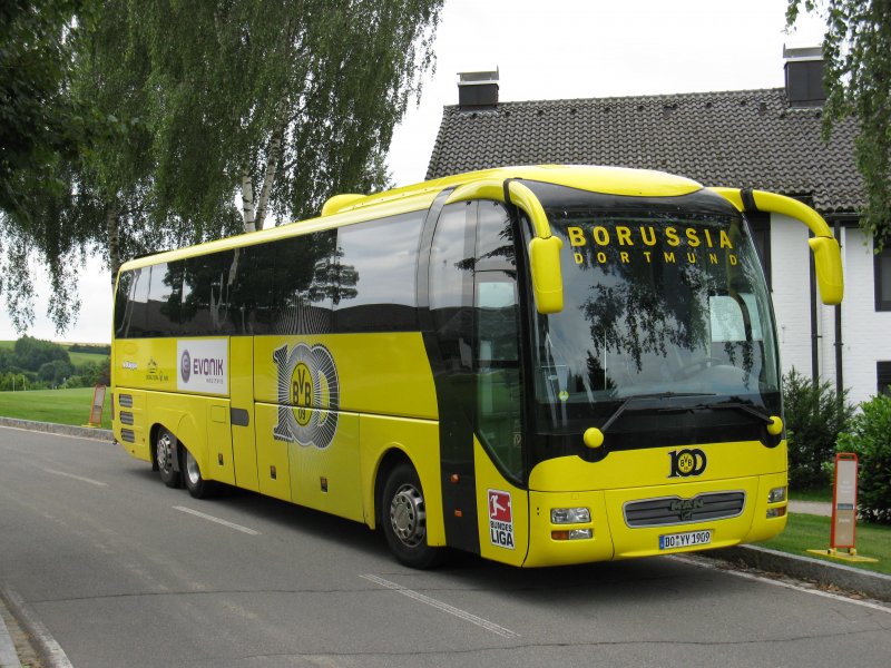 Der Mannschaftsbus von Borussia Dortmund aufgenommen am 11.07.09 beim Trainingslager des BVB am SCHBERGHOF bei Donaueschingen.