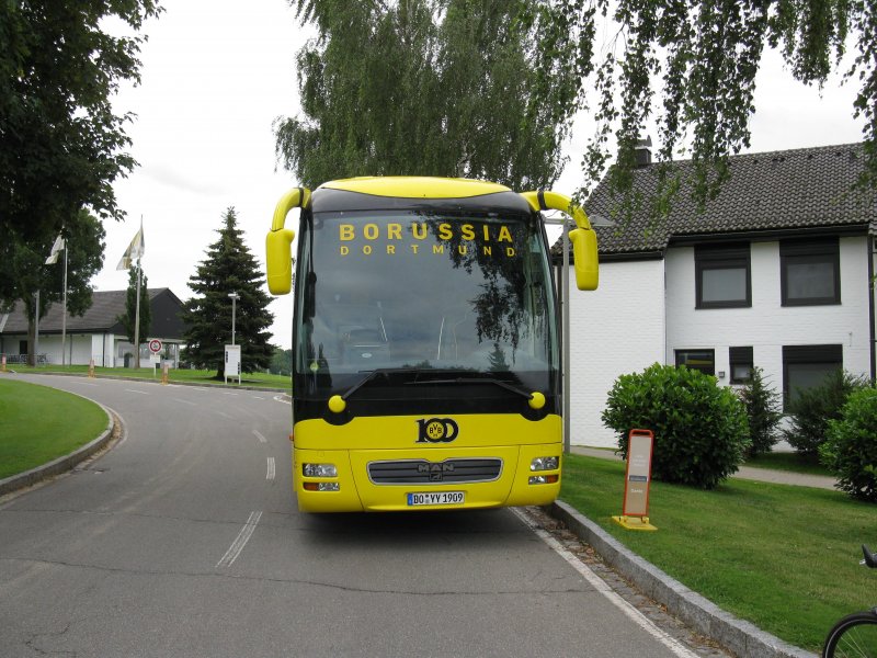 Der Mannschaftsbus von Borussia Dortmund aufgenommen am 11.07.09 beim Trainingslager des BVB am SCHBERGHOF bei Donaueschingen.