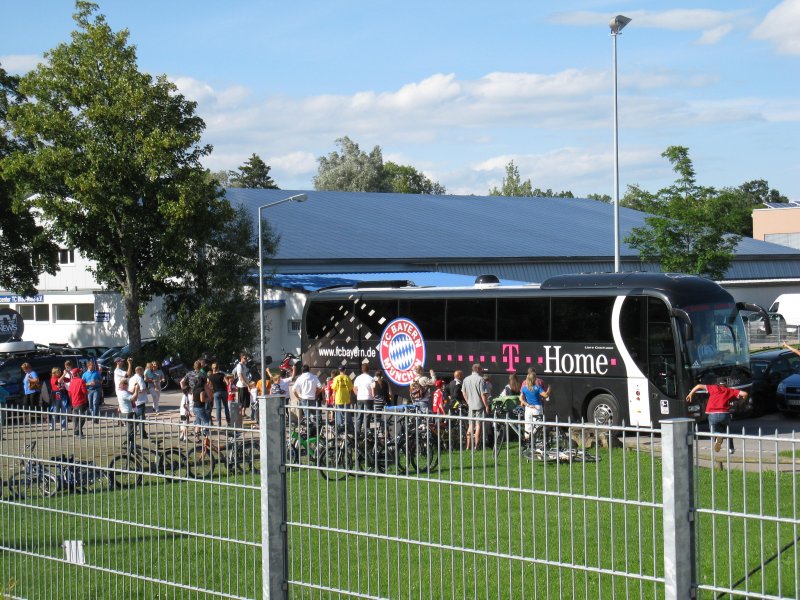 Der Mannschaftsbus des FC Bayern Mnchen beim Trainingslager in Donaueschingen aufgenommen am 20.07.09.