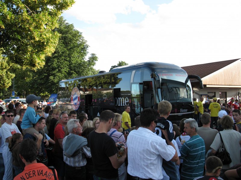 Der Mannschaftsbus des FC Bayern Mnchen beim Trainingslager in Donaueschingen aufgenommen am 20.07.09.