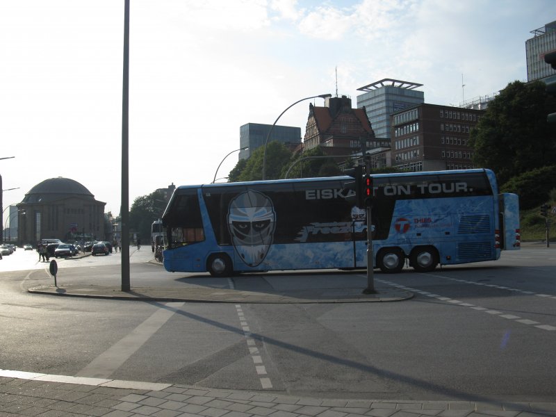 Der Mannschaftsbus der Hamburger Freezers bei den St.Pauli Landungsbrcken aufgenommen am 20.08.09.