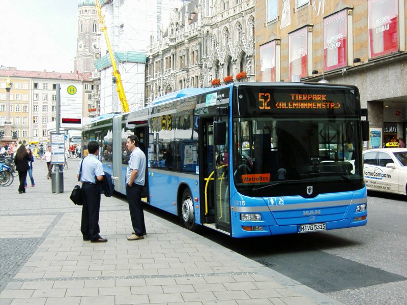 Der MVG Wagen 5315 im Juni 2007 als Metrobus 52 an der Endhaltestelle Marienplatz. Im Vordergrund halten gerade zwei Busfahrer ihr Gespräch, interessant ist auch die Öffnung der vorderen Tür.