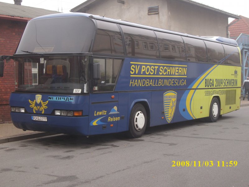 Der NEOPLAN-Bus vom Handballverein SV Post Schwerin kommt im Schienenersatzverkehr auf Rgen am 03.11.2008 zum Einsatz.Hier steht der Bus in der Nhe vom Bahnhof in Bergen/Rgen.