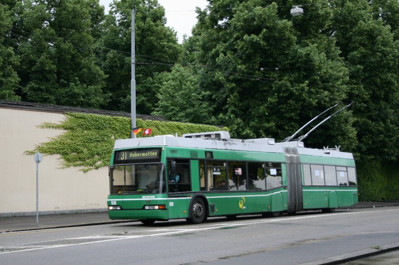 Der Neoplan N6020 Nr. 930 am 7.6.08 beim Friedhof auf dem Hrnli. Die Busse und Strassenbahnen waren alle mit Fahnen geschmckt, wegen der an diesem Tag anfangenden Fussball-EM.