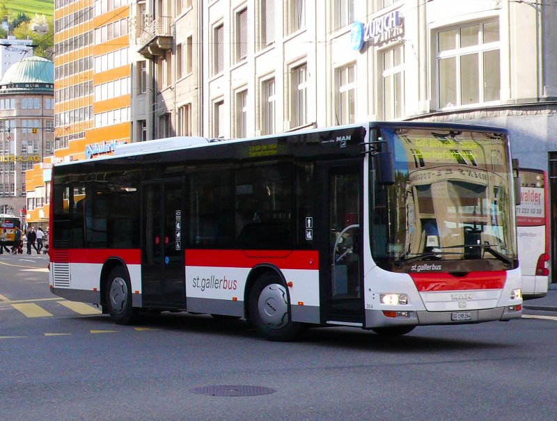 Der neue MAN-Midi Bus Nr. 264 auf der Linie 10 an der Kreuzung St. Leonhardstrasse-Kornhausstrasse am 25.04.09.
Dieser neuer Bus bedeutet leider das Ende der alte Saurer in St. Gallen.