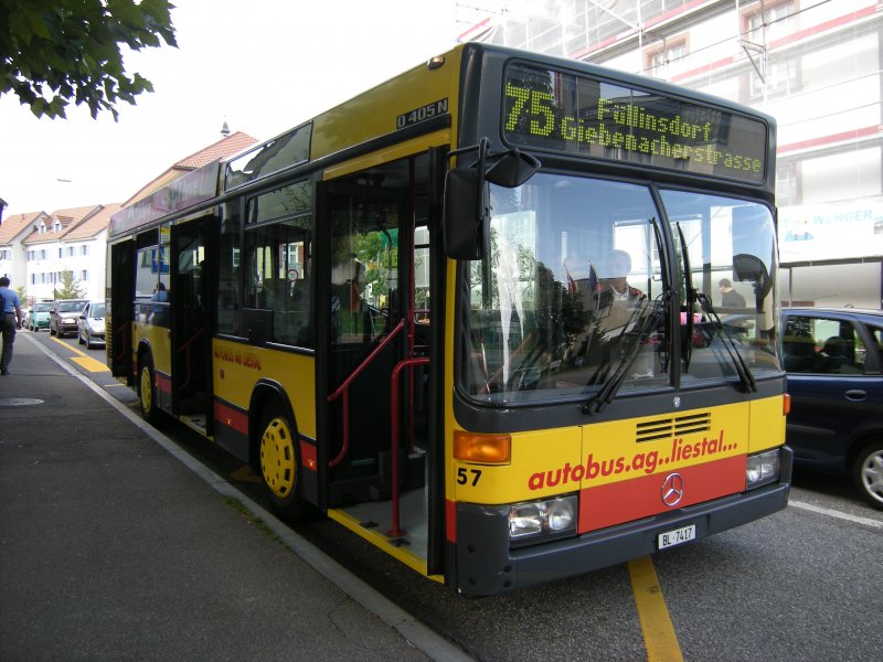 Der Regiobus-Wagen 57, auf der Linie 75, Haltestelle Dorfplatz in Frenkendorf. (Aufnahme: 2009)