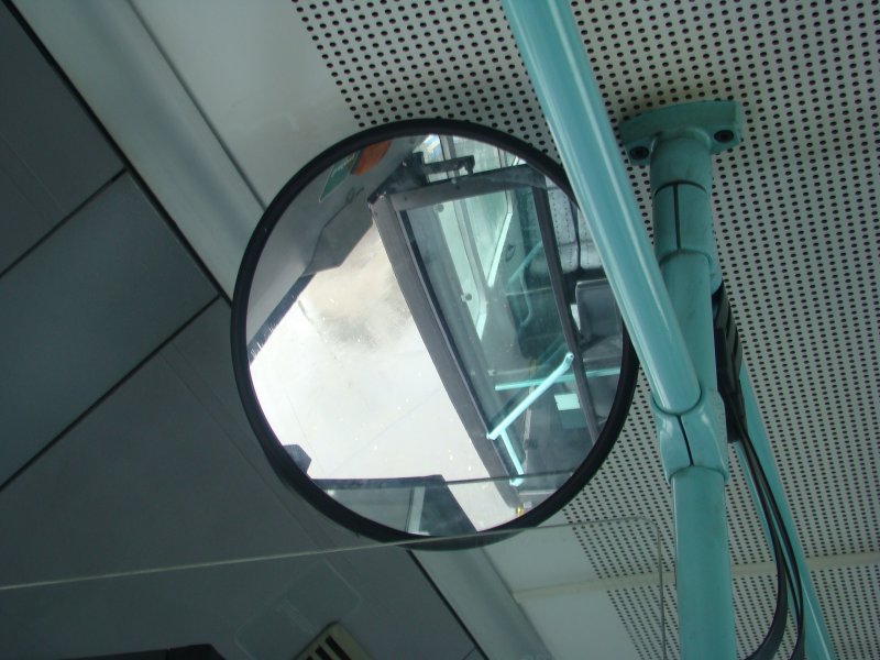 Der Rckspiegel eines MB O 405, mit diesen Spiegel sieht der Busfahrer ab noch Fahrgste Ein- oder Aussteigen. Aufgenommen am 19.01.08