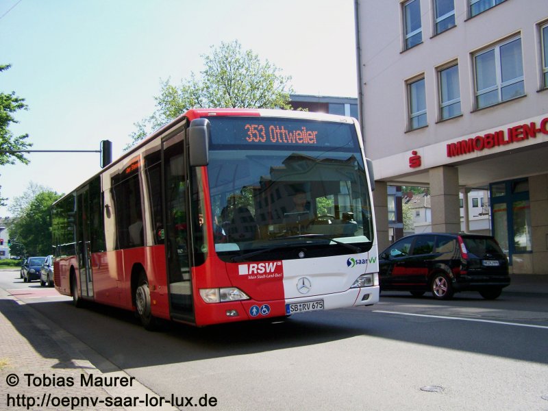 Der SB-RV 675, abgelichtet in der Lindenallee in Neunkirchen. Der Citaro bedient die Linie 353 von Neunkirchen nach Ottweiler und trgt ebenfalls das SaarVV Regio-Design. Die Farbe sind ab Werk in rot lackiert und mit weier Folie beklebt. Zur Ausstattung zhlen unter anderem Klimaanlage und eine berlandbestuhlung.