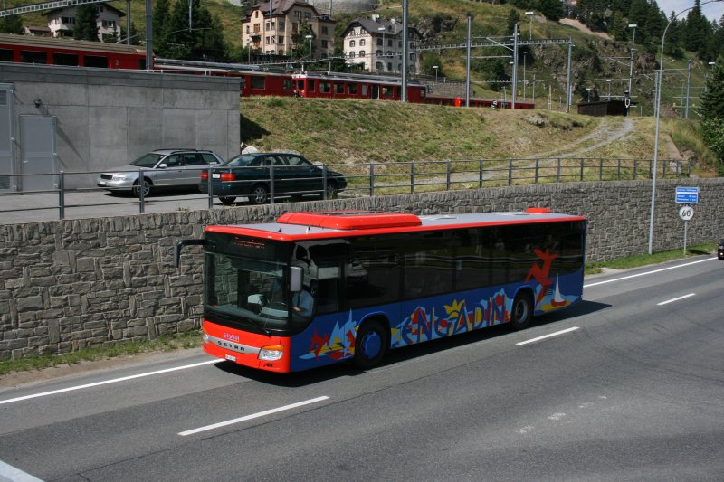 Der Setra 415NF GR 100'114 von EngadinBus fährt von Pontresina kommend auf der  falschen  Seite am Bahnhof St. Moritz vorbei, bevor er kurz darauf auf der anderen Seite anhalten wird. 30.7.2008.