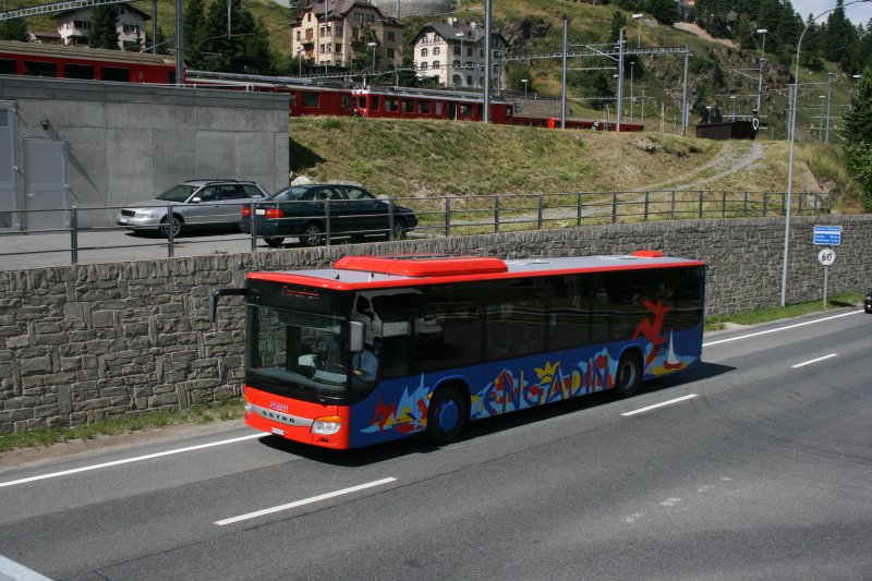 Der Setra 415NF GR 100'114 von EngadinBus fhrt von Pontresina kommend auf der  falschen  Seite am Bahnhof St. Moritz vorbei, bevor er kurz darauf auf der anderen Seite anhalten wird. 30.7.2008.