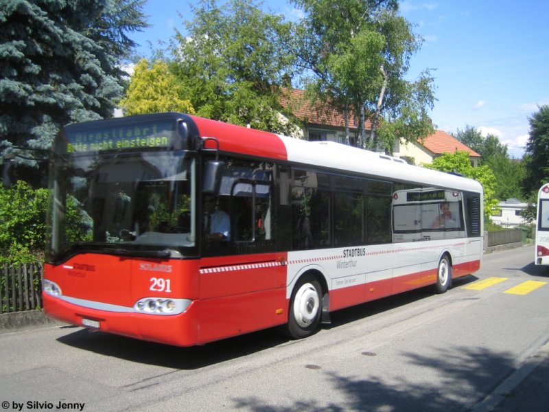 Der Solaris 291 macht sich noch als Dienstfahrt beschriftet auf den Weg von Oberwinterthur her ber den Rychenberg zur gleichnamigen Kantonsschule um dort die Gymnasiasten ab zu holen am 9.6.09.