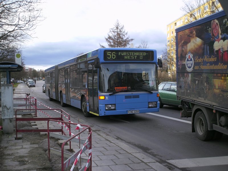 Der  Sonderling  von Watzinger(MVG-Sub),ein im neuen Farbschema lackierter O 405 GN,der gebraucht aus Mnster bernommen wurde.Dieser Wagen fuhr frher sehr oft auf der Linie 56,mittlerweile ist er eher aufm 57er oder 160/165er zu beobachten.Hier ist er im November 2007 noch am 56er an der Krokusstr. zu sehen.