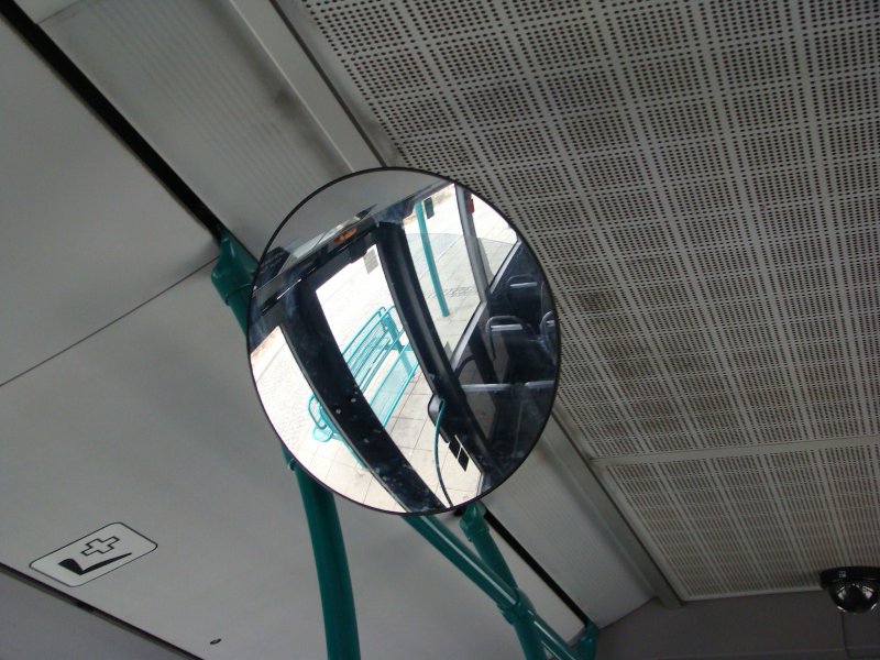 Der Spiegel den der Busfahrer brauch um zu gucken ob noch Leute aussteigen.