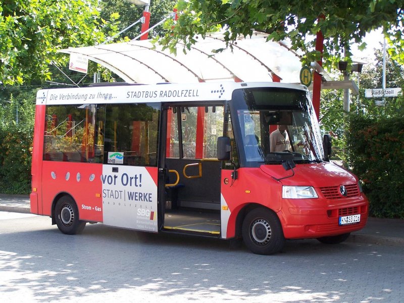Der Stadtverkehr in Radolfzell wird von der Firma SBG (Sd Baden Bus Gesellschaft) getrieben. Hier ein Kleinbus VW auf der Linie 8.