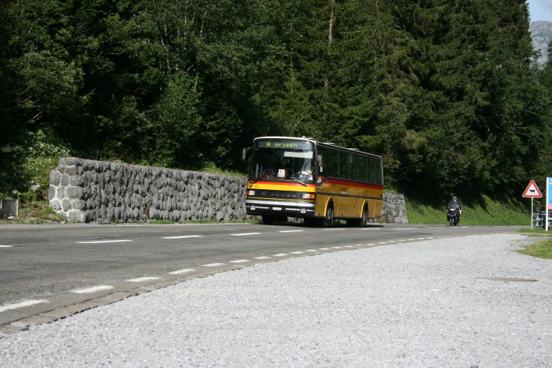 Der Tschannen-Setra Nr. 9, im Einsatz fr PU AAGU, Schattdorf, hat auf seinem Wochenend-Stammkurs 196 soeben die Kantonsgrenze Glarus/Uri am unteren Ende des Urnerbodens berquert. 10.8.2008.