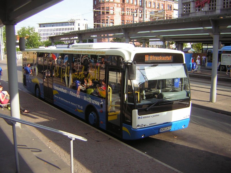 Der VDL-Berkhof Bus wartet auf seine Abfahrt als R10 nach Blieskastel. Der Bus gefllt mir sehr gut.