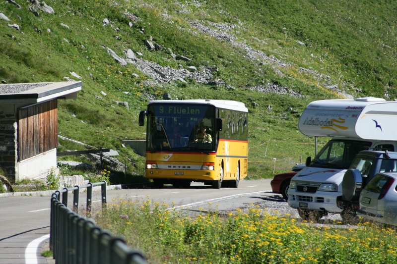 Der während dem Sommer 2008 in Linthal stationierte Setra Nr. 47 (2003) führte am 10.8.2008 wie gewohnt den Kurs 9:05 ab Linthal durch. Die Aufnahme entstand wenige Meter unterhalb der Passhöhe. 