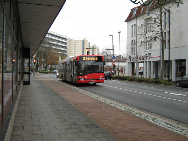 Der Wagen 4169 ein Solaris Urbino 12 der BSAG hat soeben den Bahnhof Vegesack verlassen um auf der Linie 75 zum Blumenthaler Betriebshof zu Fahren. Aufgenommen am 15.11.2008
