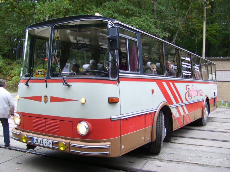 Der Zubringerbus zum Feldbahnmuseum Herrenleite. Er wurde von der Firma Fleischer aus Gera Hergestellt. (03.10.08)