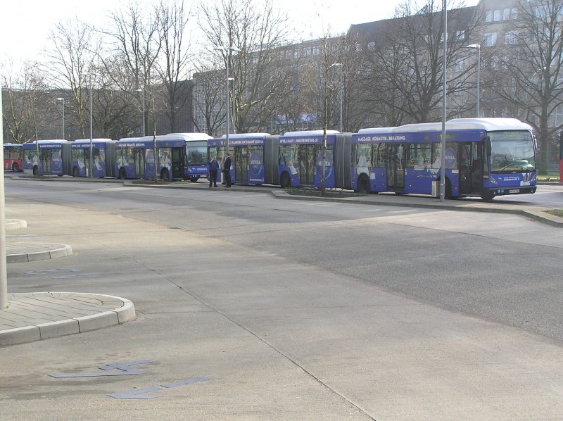 Die Busfahrer dieser zwei Doppelgelenkbusse der Hamburger Hochbahn AG in HAmburg machen gerade am Busbahnhof am Hauptbahnhof eine gemeinsame Pause. Aufnahme am 8.2.07