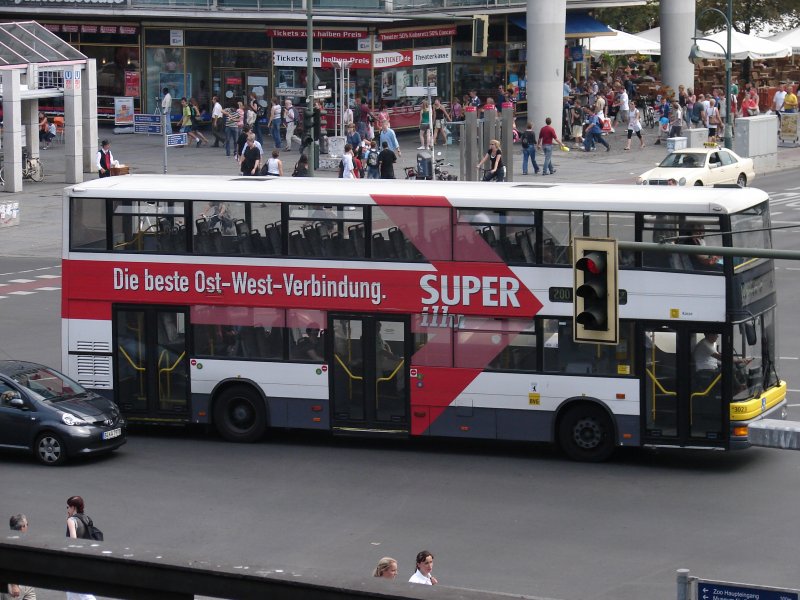 Die Buslinie 200 hat soebend seine Fahrt Richtung Berlin Alexanderplatz gestartet. Hier auf der Kreuzung Hardenbergplatz.