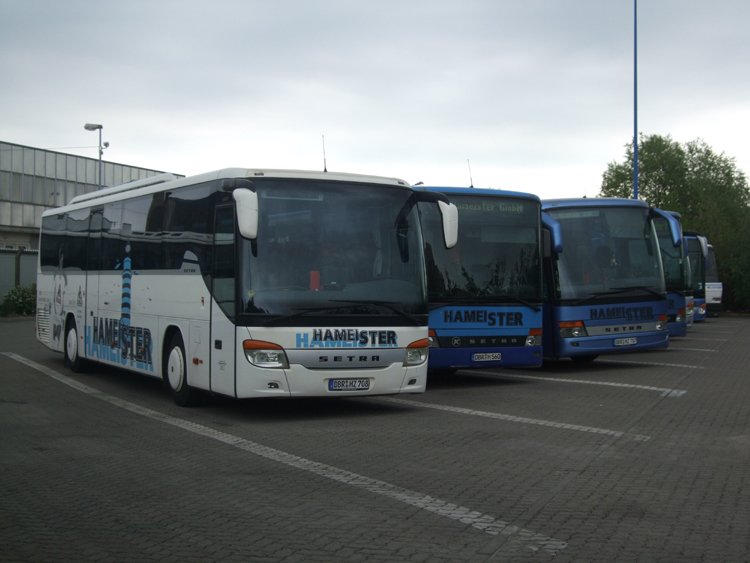 Die Busse der Firma Hameister warten auf ihren nchsten Einsatz in Hhe ZOB Rostock Hbf Sd.(03.05.09)