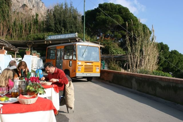 Die Busse und Restaurants teilen sich die Strae. So fhrt der Linienbus fast ber die Teller der Gste. Marina Piccola, 20.01.2008