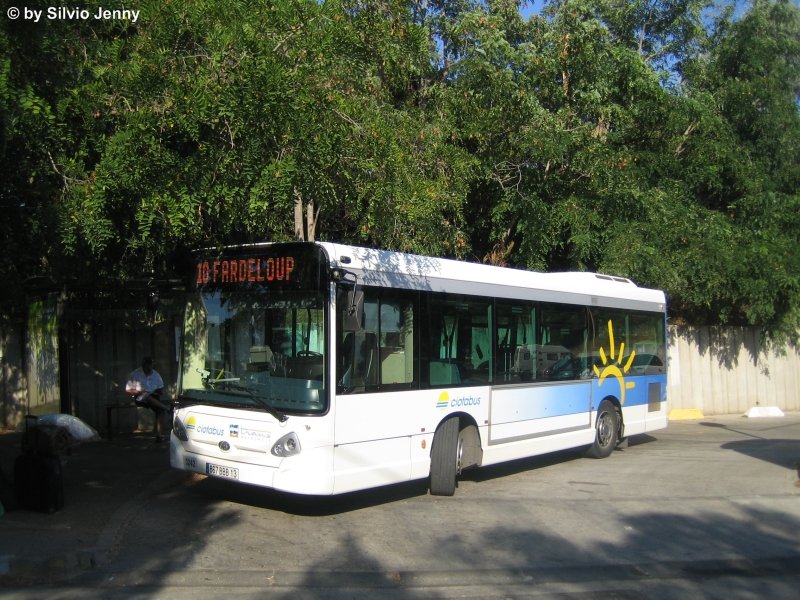 Die Flotte der Citoatbus, an dem am Mittelmeer liegenden La Ciotat, besteht im Linieverkehr nur aus Heulliez Midibussen und deren Nachfolger Irisbus GX127. Fr den Schlerverkehr sind Setra S315UL im Einsatz. Hier steht der Nr. 3242 am Endpunkt der Linie 10 beim Gare SNCF.