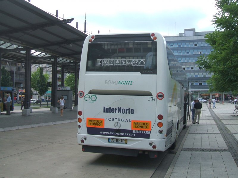 Die Hinterfront des Mercedes Atomic aus Portugal,
der Inter Norte im Hagener Busbahnhof.