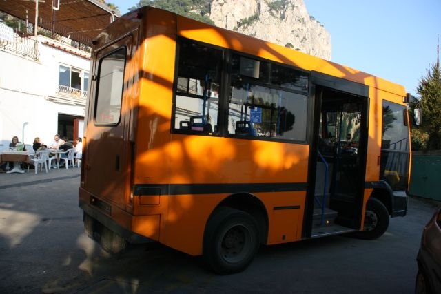 Die kleine Iveco Tector haben ein Wendeverhalten wie ein PKW. Das ist auf Capri auch dringen ntig. Sonst knnte an den Endhaltestelle nich gewendet werden. Die Busse verfgen ber acht Sitzpltze. Marina Piccola, 20.08.2008
