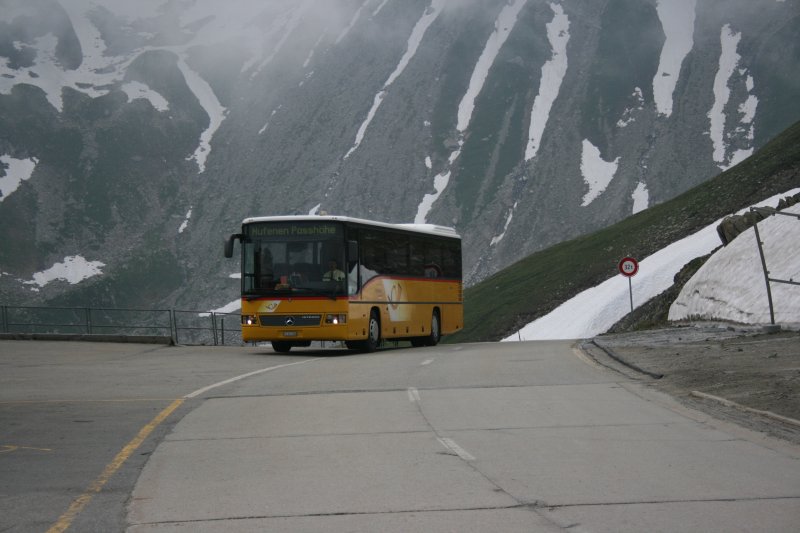 Die letzte Etappe vom Nufenenpass bewltigt der meines Wissens einzige Integro der Regie Brig (VS 241'986, 1998), der den Sommer in Oberwald verbringt. Auf dem Bild erreicht er soeben vom Depot kommend die Passhhe des 2478 Meter hohen Nufenenpasses. 14.7.2009. 