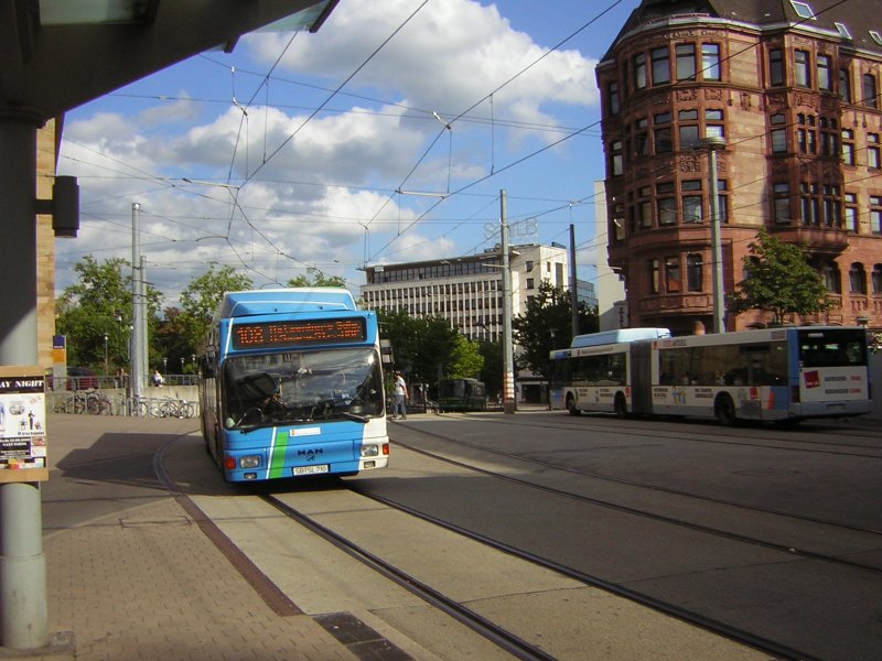 Die Linie 108 fhrt die Haltestelle Hauptbahnhof an, und die Linie 1 Schienen- Ersatzverkehr verlsst die Haltestelle Hauptbahnhof in Richtung Brebach.