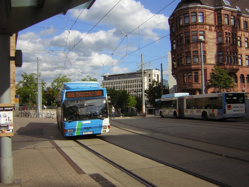 Die Linie 108 fährt die Haltestelle Hauptbahnhof an, und die Linie 1 Schienen- Ersatzverkehr verlässt die Haltestelle Hauptbahnhof in Richtung Brebach.