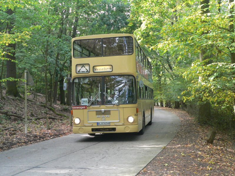 Die Linie 218 fhrt - unter anderem auf der Havelchaussee - kilometerweit durch Wlder. Zusteigen kann man beispielsweise am Messedamm oder am Bahnhof Wannsee. Der Fahrer wies mich darauf hin, dass ich mit Fahrzeug 2626 ein besonders selten auf dieser Linie eingesetztes Exemplar vor die Linse bekam. 3.10.2009, nahe der Pfaueninsel. Die Pfaueninsel selbst kann mit einer Fhre erreicht werden, der Zutritt kostet 2 Euro.