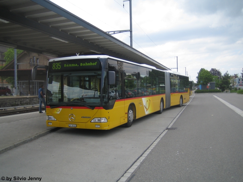 Die Linie 835 wurde erst vor 3 Jahren auf Gelenkbus umgestellt. Dies beweist das Baujahr des im Bild zu sehenden Wagen 201 von PU Ryffel. Er wurde erst im Jahre 2006 geliefert, und steht am 16.6.09 beim Bhf. Pfffikon ZH und wartet den Anschluss der S3 ab.