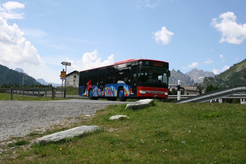 Die meines Wissens einzige dreitrigen Setra 415NF der Schweiz fahren fr EngadinBus. Im Bild GR 100'120 (2008), der auf seinem Weg von Maloja nach Pontresina soeben die Haltestelle Capolago passiert hat.