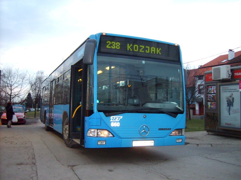 Die neueste Linie 238 auf der Endhaltestelle Kozjak.