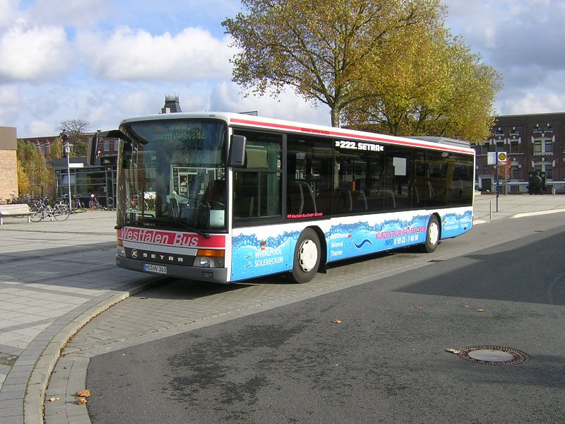 Die Schnellbuse der Westfalenbus bei der Sonntagsruhe am Bahnhof Gronau.