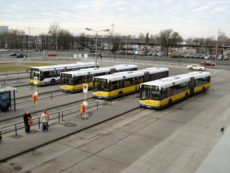 Die Stadtbusse der BVG warten auf ihre Fahrgste, Berlin-Marzahn am 17. 1. 2008