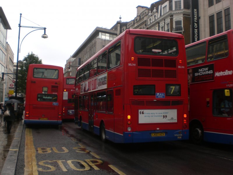 Die starkbefahrene Oxford Street mitten im Berufsverkehr.