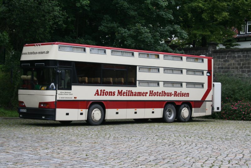 Diesen als rollendes Hotel umgebauten Neoplan,fand ich auf einem Parkplatz in Quedlinburg.11.06.09.