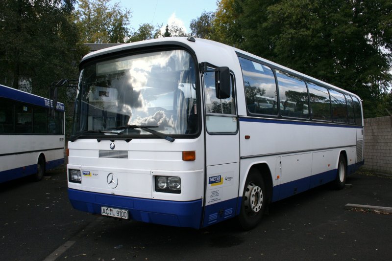 Diesen Alten Mercedes Reisebus (AC L 9100) steht bei Taeter aus Aachen im Einsatz und wir im Schlerverkeher eingesetzt.
Aufgenommen in Krefeld,17.10.2009