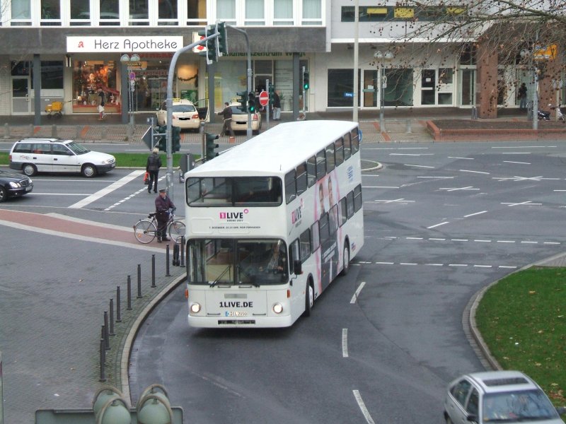 Diesen schnen Doppelstockbus  1LIVE  mit Kfz Zeichen aus Kln habe ich vom Bahnsteig des Bochumers Hbf geknipst,ich tippe die Marke ist ein MAN oder irre ich mich ? Bitte um Aufklrung.
(06.12.2007) 