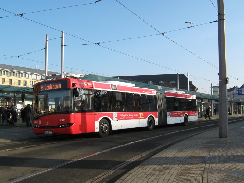 Dieser 18m lange Solaris Urbino 18 fhrt werbung fr die Discouterkette Rewe auf der Linie 25 zum Weidedamm. Ich freue mich schon jetzt auf die Ausmusterung dieser wirklich sauschlechten Polenbusse. Allerdings mssen diese ja noch 14-15 Jahre in Bremen fahren. Aufnahme entstand am 25.01.2009