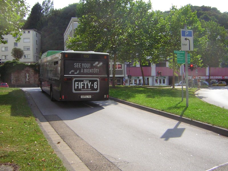 Dieser Bus ist gerade an der Haltestelle Hansahaus in Saarbrcken weg gefahren, und ist als Linie 105 auf dem Weg zum Echberg in Saarbrcken.