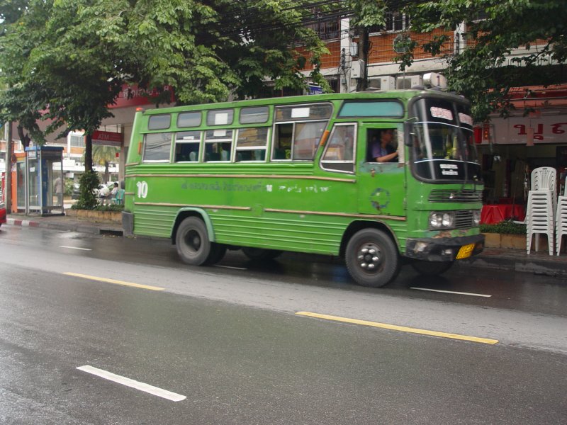 Dieser kleine grne Stadtbus raste am 07.07.2009 in Bangkok an mir vorbei. Angeblich soll es sich hierbei um einen alten Mercedes-Benz Bus handeln, einige dieser Busse tragen einen Mercedes Stern auf dem Khlergrill, aber das will in Thailand gar nichts heissen, oft wird der Stern zur Zierde angebracht