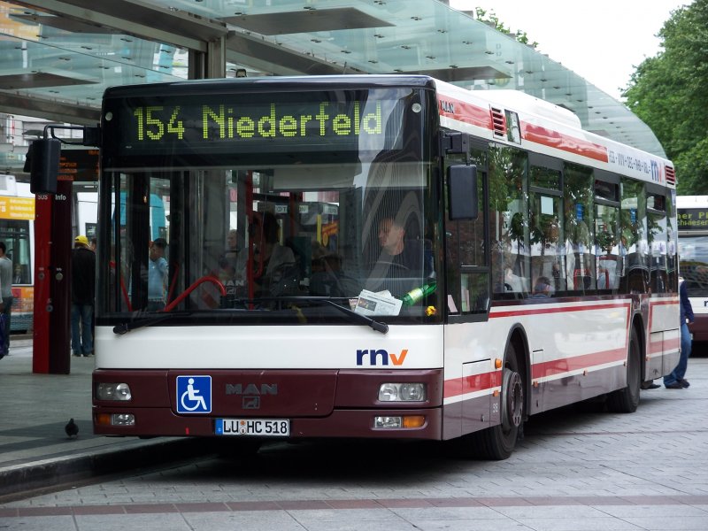 Dieser MAN NL 313 steht gerade am Berliner Platz in Ludwigshafen - dem zentralen Punkt fr den PNV in Ludwigshafen. 