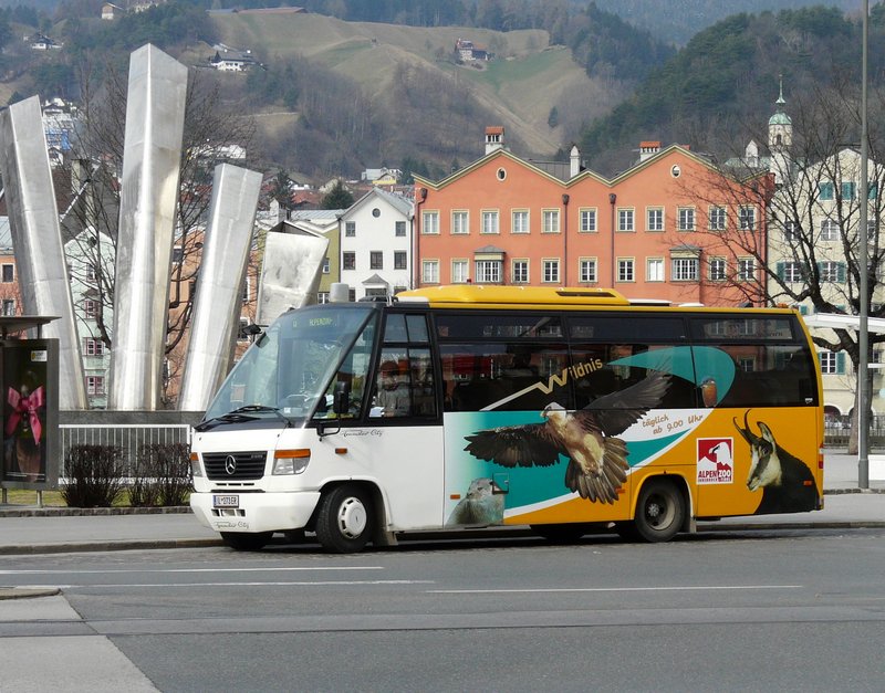 Dieser Mercedes Minibus hat Shuttle Dienst zum Alpenzoo, und wartet  an der Haltestelle Marktplatz in Innsbruck auf Fahrgäste. 08.03.08.