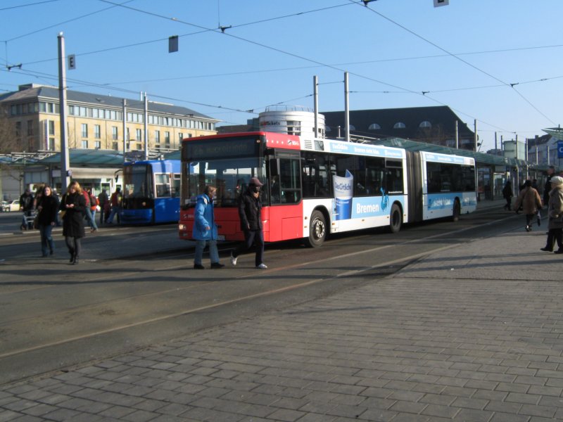 Dieser NG 313 der BSAG steht zur Abfahrt bereit am Bremer Hbf auf der Linie 26 nach Huckelriede. Ausserdem fhrt er Werbung fr das rtliche (Branchentelefonbuch). Die Aufnahme entstand am 25.01.2009