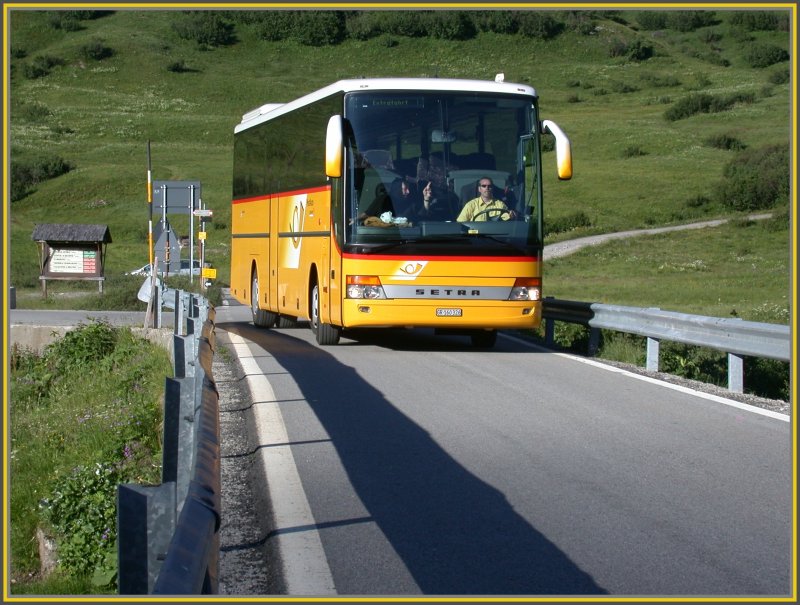Dieser Setra Bus ist das Grsste, was es bis hierher nach Riale schafft und zwar nicht wegen dieser Brcke, sondern wegen der sieben Spitzkehren in der Toceschlucht. (24.06.2007)